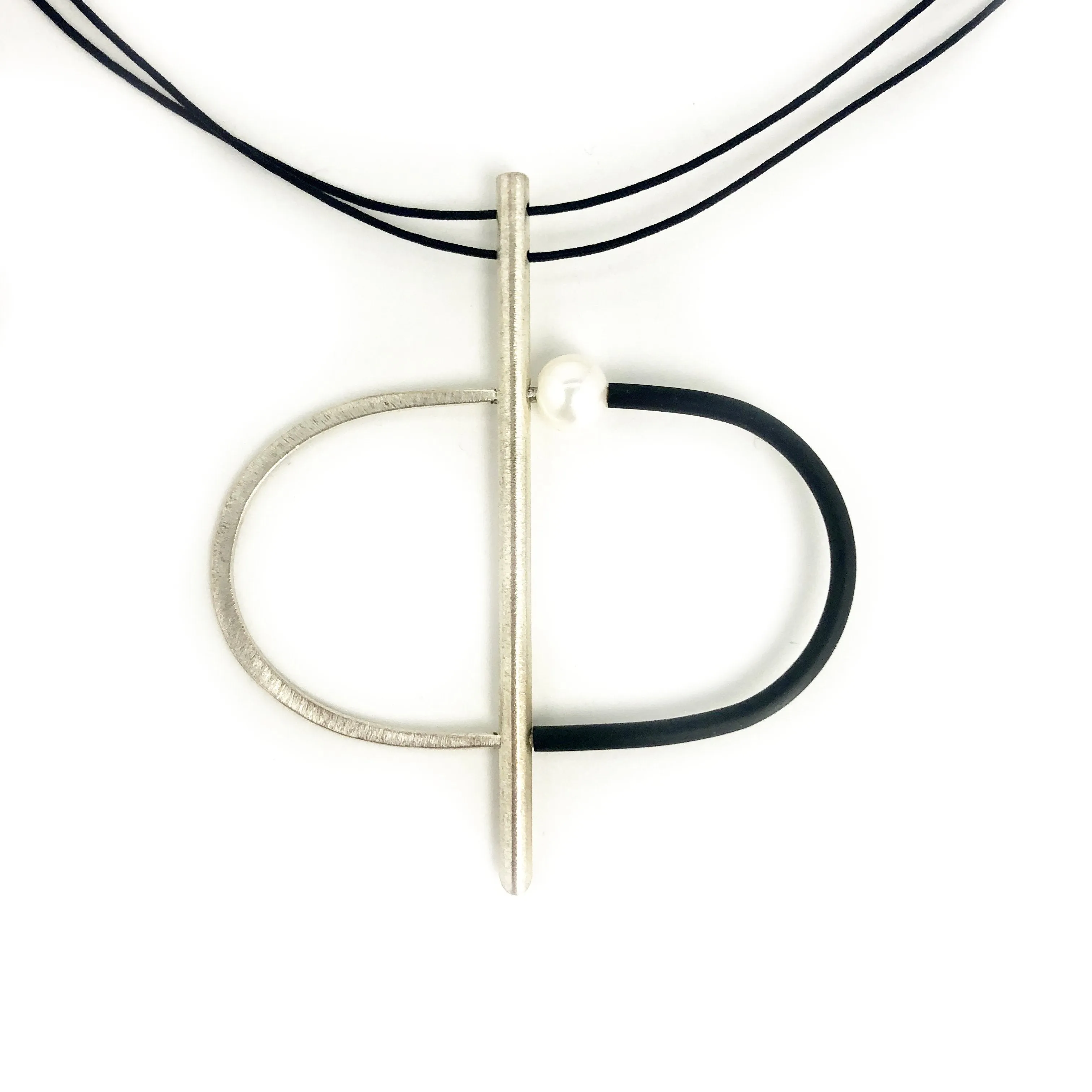Inteplei Necklace: B & W Oval W/Pearl